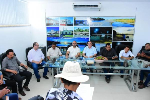 Vereadores de Floriano acompanham assinatura de ordens de serviço e entrega de obras à população(Imagem:Reprodução)