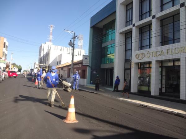 Avelino Neiva verifica obras de pavimenta&ccedil;&atilde;o asf&aacute;ltica em Floriano.(Imagem:FlorianoNews)