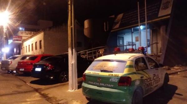 Jovem sofre emboscada e é esfaqueada nas proximidades de escola em Floriano
