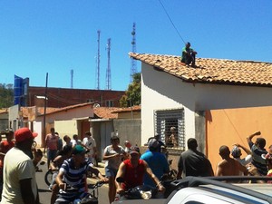 Homem sobe em telhado de casa para escapar de linchamento no Piauí