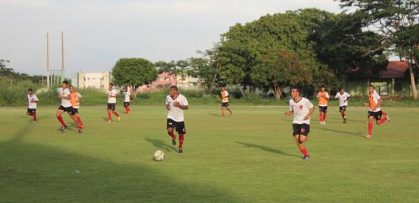 Titulares mostram servi&ccedil;o e batem suplentes em treino coletivo.(Imagem:Abdias Bideh/GloboEsporte.com)