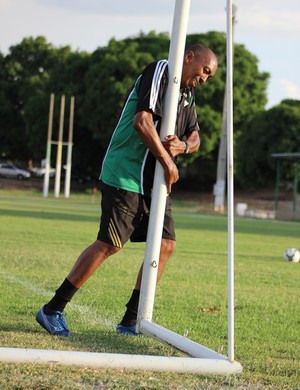 Toinho faz mistério, defende estratégia e avisa que está atento ao São José