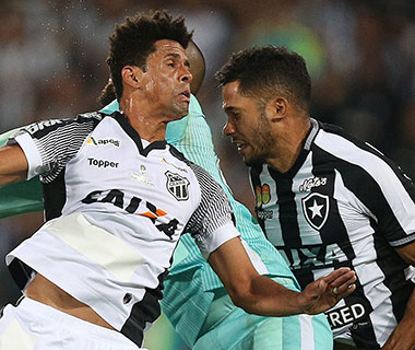 Zagueiro do Botafogo deixa hospital e será monitorado por 72 horas