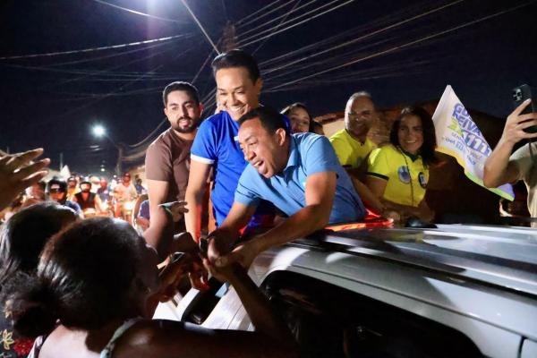 Joel percorre ruas de Floriano em meio a multidão: