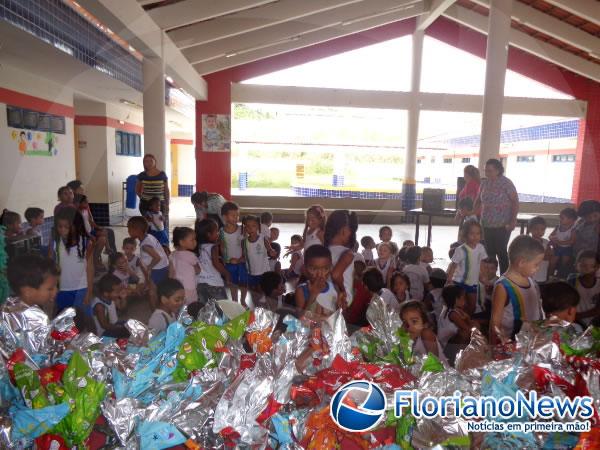 Cacau Show de Floriano doa ovos de chocolate para crian&ccedil;as da Creche Municipal.(Imagem:FlorianoNews)