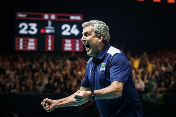 Z&eacute; Roberto festeja ponto do Brasil contra a It&aacute;lia.(Imagem:Divulga&ccedil;&atilde;o/FIVB )