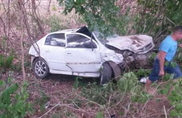 Acidente automobil&iacute;stico na &aacute;rea de Floriano deixa um morto e quatro feridos.(Imagem:Piauinoticias.com)