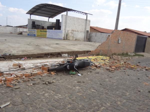 Desabou parte do muro do P&aacute;lace Eventos em Floriano.(Imagem:FlorianoNews)