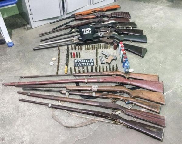 PM apreende 14 armas em depósito de suspeito de assalto.(Imagem:Cidadeverde.com)