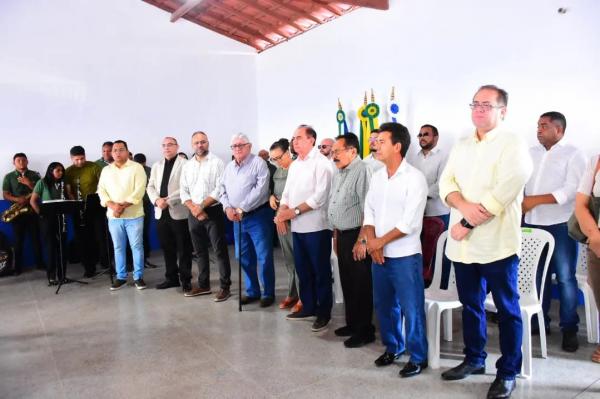 Vereadores de Floriano acompanham entrega de escola reformada pelo Executivo Municipal(Imagem:CMF)