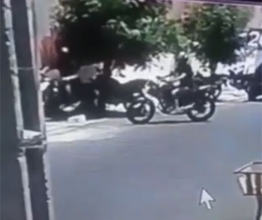 Vídeo mostra dupla roubando moto em menos de 20 segundos na Primavera
