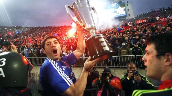 Rojas com a ta&ccedil;a de campe&atilde;o chileno conquistada pelo Universidad de Chile.(Imagem:EFE)