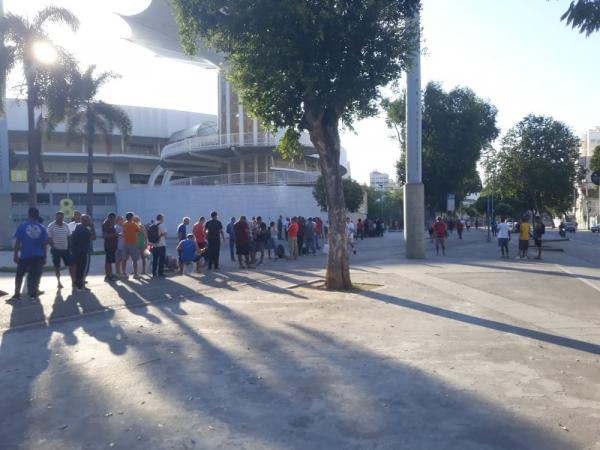 Fila por ingressos no Maracan&atilde; na manh&atilde; desta ter&ccedil;a-feira.(Imagem:Fred Huber)