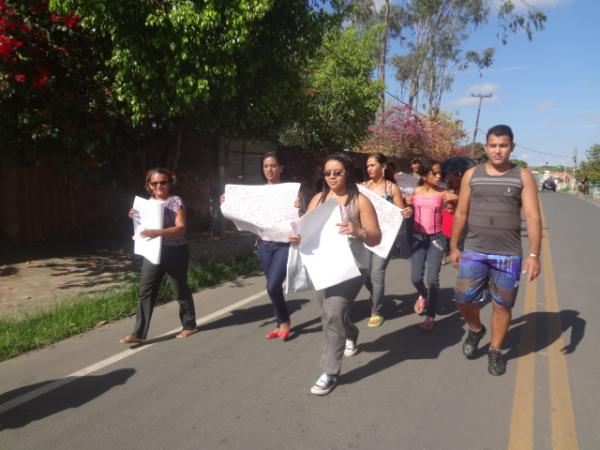Moradores fazem manifesta&ccedil;&atilde;o por conclus&atilde;o de casas habitacionais.(Imagem:FlorianoNews)