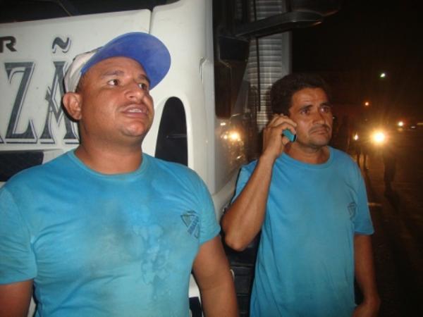 O carregador e o motorista do caminh&atilde;o assaltado. (Imagem:Tem&iacute;stocles Filho/jc24horas)