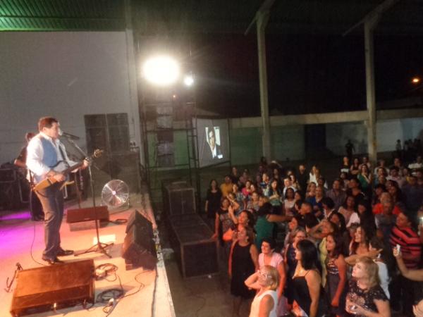 Jerry Adriani emociona público durante show em Floriano