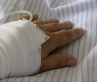 Mulher é presa por atear fogo no marido após sumir brincos