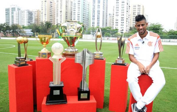 L&eacute;o Moura com os oito trof&eacute;us conquistados em 499 jogos com a camisa do Flamengo.(Imagem:Andr&eacute; Dur&atilde;o)