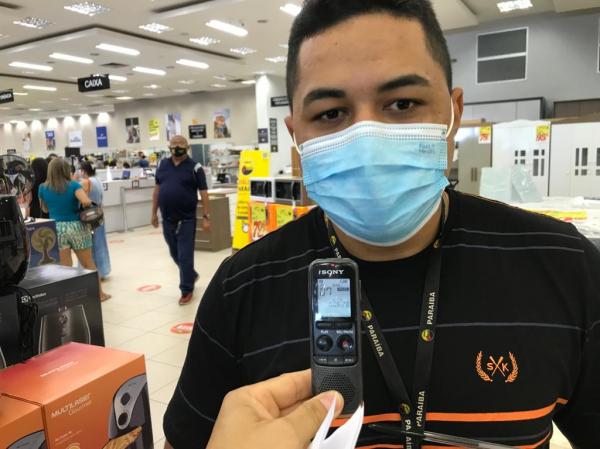 Jhoney Monteiro, chefe do setor de cal&ccedil;ados.(Imagem:FlorianoNews)