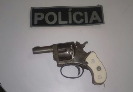 Após denuncia anônima, dupla é detida com arma de fogo em Floriano