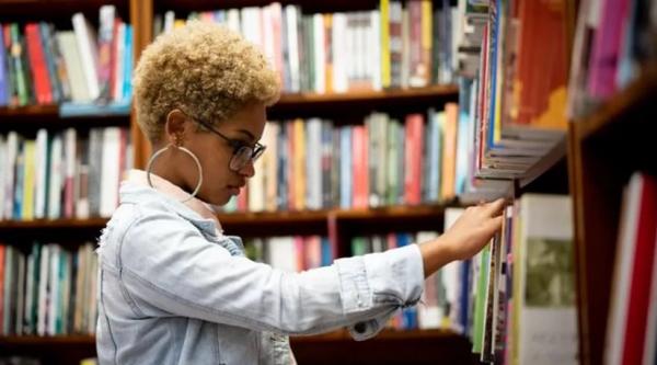 Pretos e pardos t&ecirc;m taxas de absten&ccedil;&atilde;o maiores nos dias de provas e m&eacute;dias de desempenho menores, fatores que ajudam a explicar porque negros prestam o Enem mais vezes.(Imagem: Getty Images )