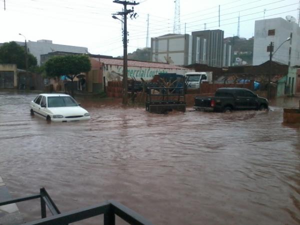  Alagamento em ruas do Centro causam transtornos aos picoenses.(Imagem:Divulga&ccedil;&atilde;o)