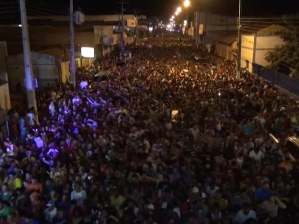 Centenas de foli&otilde;es curtem o carnaval em Floriano.(Imagem:Reprodu&ccedil;&atilde;o/TV Clube)