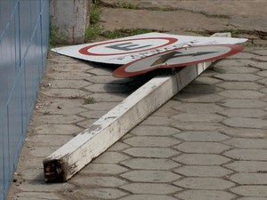 Idosa tem rosto fraturado após ser atingida por placa de trânsito