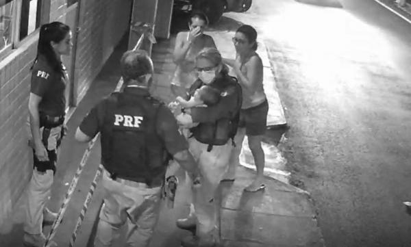 M&atilde;e busca posto da PRF em desespero e policial salva beb&ecirc; engasgado.(Imagem: Divulga&ccedil;&atilde;o/PRF)
