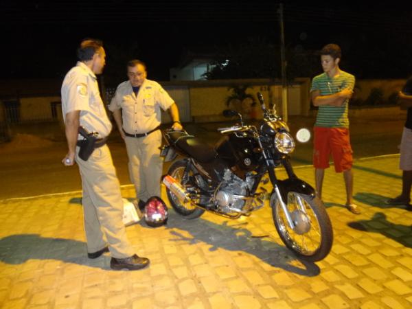 Acidente envolvendo motociclista e pedestre na Av. Dirceu Arcoverde