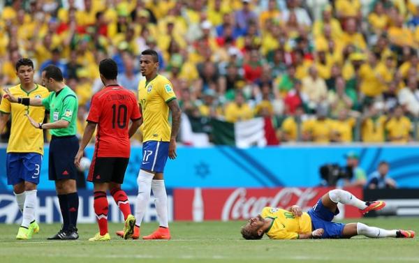 Neymar ca&iacute;do em campo depois de sofrer falta logo no in&iacute;cio da partida.(Imagem:Jefferson Bernardes)