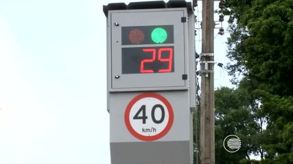 Motorista recebe multa por andar a 245 km/h, mas carro não chega a 165 km/h