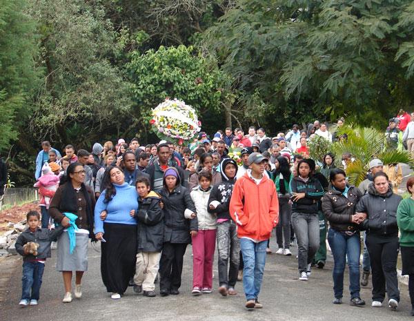 Fam&iacute;lia e amigos seguem em cortejo para o enterro do adolescente (Imagem:Juliana Cardilli/G1)