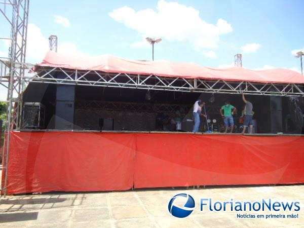 Palco para festa de anivers&aacute;rio do Programa Comando Geral j&aacute; est&aacute; sendo montado.(Imagem:FlorianoNews)