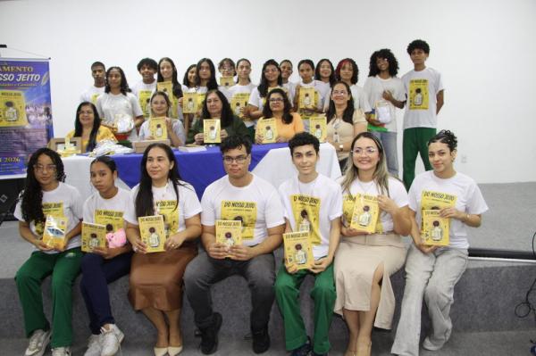 Estudantes da rede estadual lançam livro sobre identidade e respeito