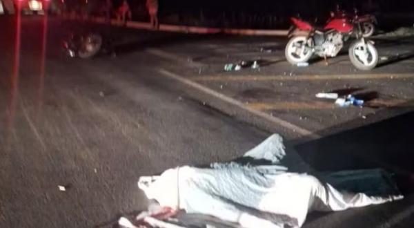 Uma colisão frontal entre duas motocicletas deixou um homem morto e outros dois feridos na noite de sexta-feira (9), em União, cidade a 50 km de Teresina. A informação foi confirm(Imagem:Divulgação / PM)
