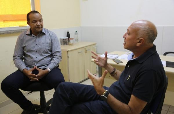 Vereador de Floriano, Ancelmo Jorge, e o deputado Warton Lacerda discutem jogos da s&eacute;rie C em Floriano.(Imagem:Andr&eacute; Lu&iacute;s/Altos)