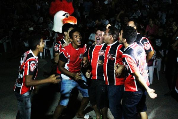 Carreata, gritos e euforia sem fim: torcida comemora o acesso