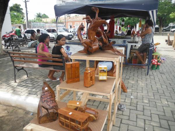 Floriano sedia 2&ordf; Feira de Artesanato na Pra&ccedil;a Dr. Sebasti&atilde;o Martins.(Imagem:FlorianoNews)
