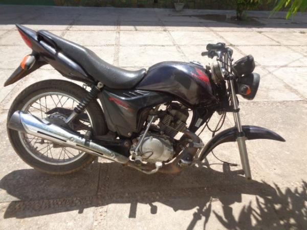 Pol&iacute;cia encontra motocicleta abandonada &agrave;s margens do Rio Parna&iacute;ba, em Floriano.(Imagem:FlorianoNews)
