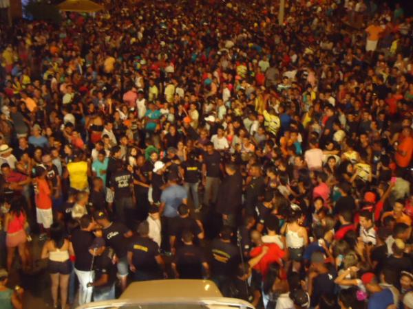 Arrast&atilde;o leva milhares de pessoas &agrave; Avenida Beira-rio, em Floriano.(Imagem:FlorianoNews)