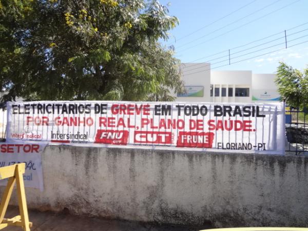 Funcion&aacute;rios da Eletrobras entram em greve por tempo indeterminado em Floriano.(Imagem:FlorianoNews)