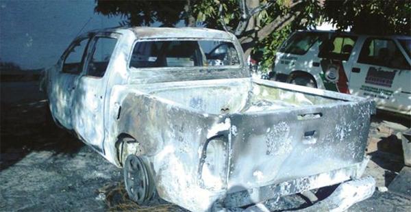 Homens incendeiam Hilux da pol&iacute;cia em frente &agrave; delegacia em Bom Jesus.(Imagem:180 Graus)