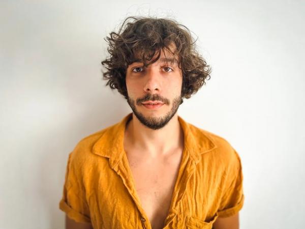 Ator Vitor Novello se lança como cantor com a edição em maio do álbum autoral "À beça"