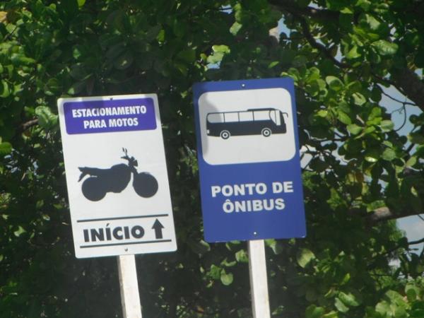 Paradas de ônibus de Floriano ganham placas de sinalização