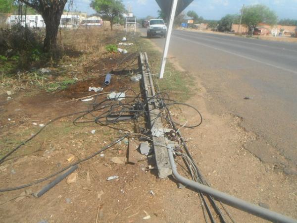 Ca&ccedil;amba atinge cordoalha de a&ccedil;o e derruba 4 postes de energia el&eacute;trica em Floriano.(Imagem:FlorianoNews)