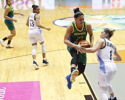 Seleção feminina de basquete bate Argentina e fica perto da semi da Copa América
