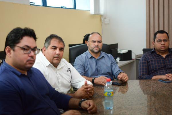 Reunião na Câmara Municipal de Floriano discute a LOA 2024.(Imagem:CMF)