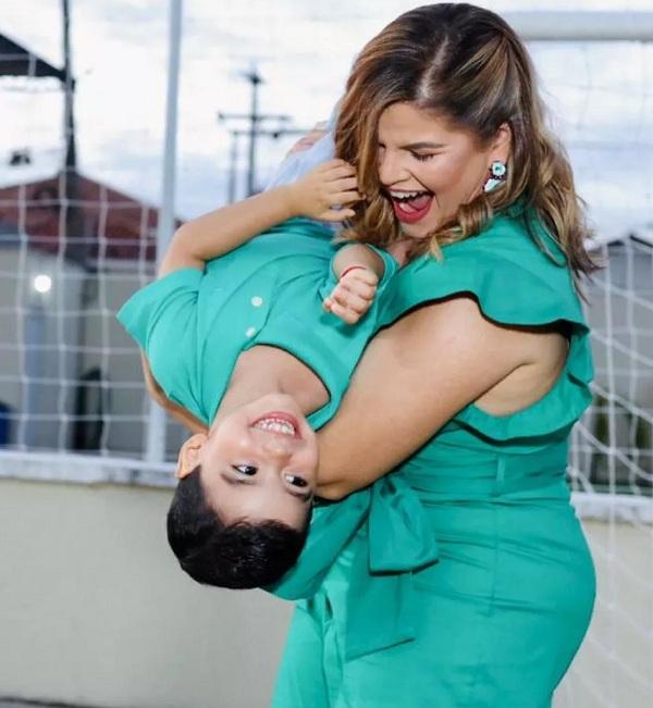  Daniel e a m&atilde;e, piauiense &eacute; uma das nove crian&ccedil;as no Brasil que receberam diagn&oacute;stico de doen&ccedil;a rara.(Imagem:Reprodu&ccedil;&atilde;o/ Sabrina Melo)