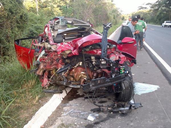 Colisão frontal deixa dois mortos na BR-343